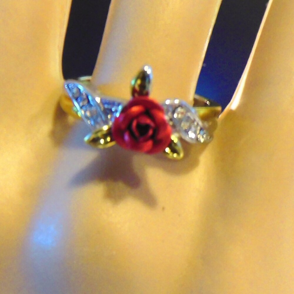 NEW in PKG - BEAUTIFUL RED ROSE RING with CRYSTAL ACCENTS in SILVER-TONE SETTING